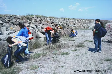 Cleaning of the dunes with volunteers of Green Balkans