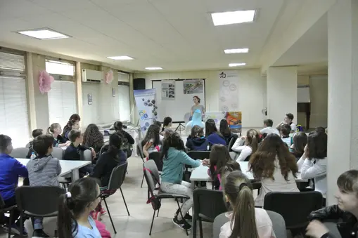Помощник ни бе и "делфин".