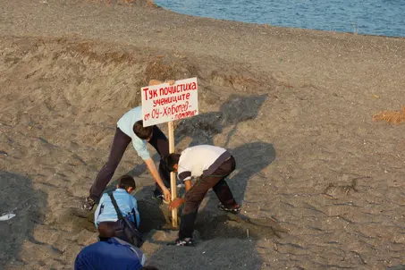 Cleaning of the dunes with local students