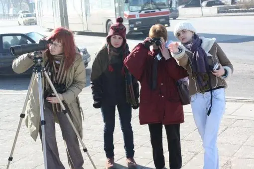...на минувачите по моста на Панаира...