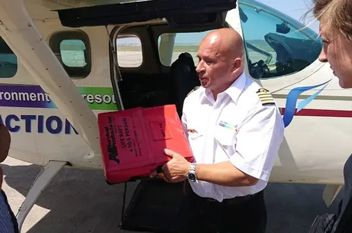 Safety first! The pilot gives safety instructions to the crew before each flight - in this case how a rescue boat is handled in case of an emergency landing at sea.